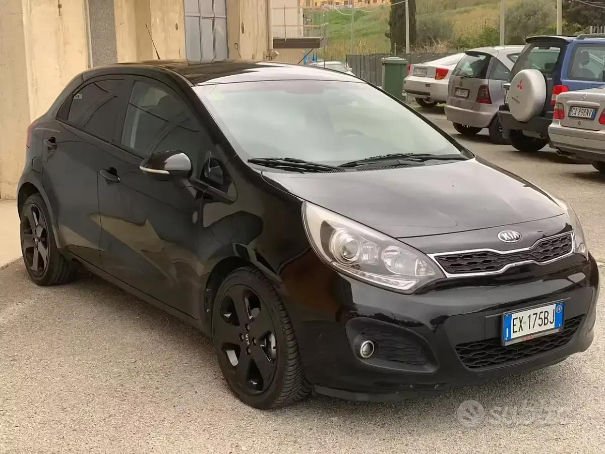 Usata Kia Rio Active 75 CV (55 kW) 2014 Nero Berlina