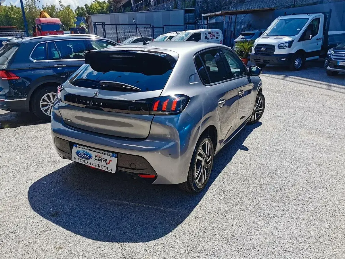 Usata Peugeot 208 Allure 101 CV (74 kW) 2023 Grigio Utilitaria
