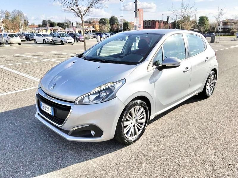 Argento Usata 2016 Peugeot 208 Allure Due volumi | 6900 € (Buon prezzo) - Immagine 1/4
