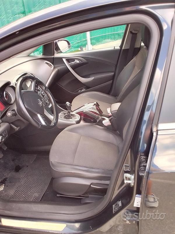 Usata Opel Astra 120 CV (88 kW) 2013 Nero Berlina