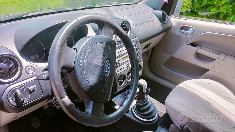 Usata Ford Fiesta 68 CV (50 kW) 2004 Grigio Utilitaria