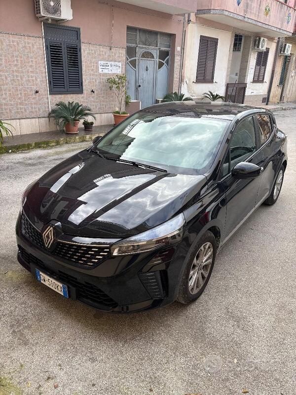 Nero Usata 2024 Renault Clio V Techno Tre volumi | 15.500 € (Buon prezzo) - Immagine 1/4
