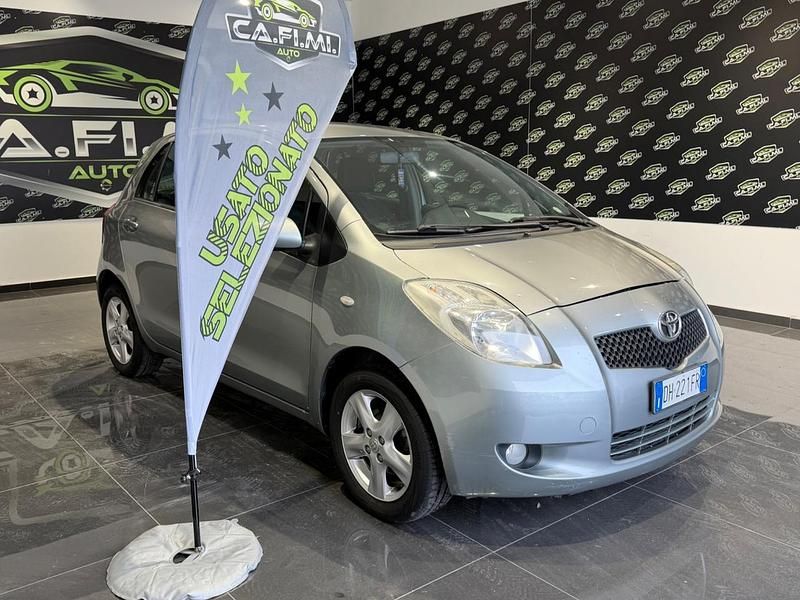 Usata Toyota Yaris 69 CV (50 kW) 2007 Argento Utilitaria