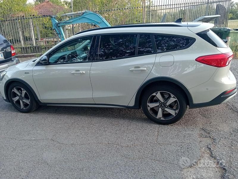 Usata Ford Focus 120 CV (88 kW) 2020 Grigio Station wagon