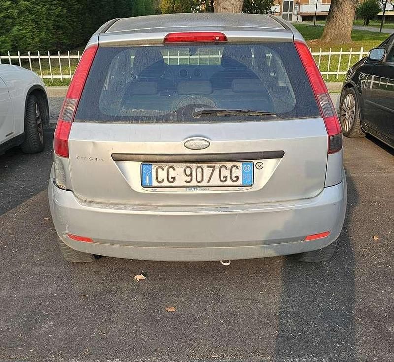 Begagnad Ford Fiesta Zetec 75 HK (55 kW) 2004 Halvkombi