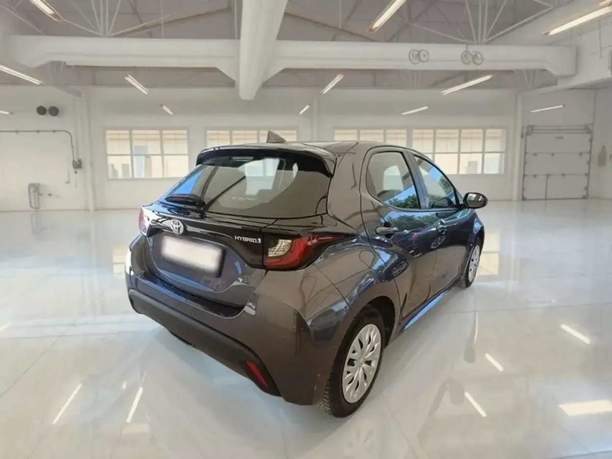 Usata Toyota Yaris Hybrid Business Edition 92 CV (67 kW) 2023 Grigio Berlina