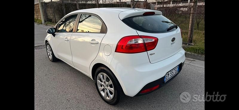 Usata Kia Rio 82 CV (60 kW) 2012 Bianco Utilitaria