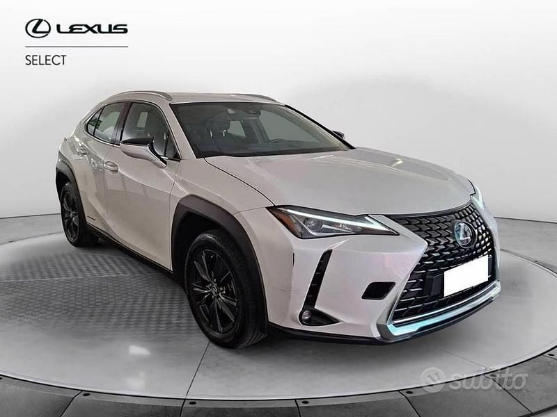 Usata Lexus UX 250h Executive Line 184 CV (135 kW) 2022 Bianco perla SUV