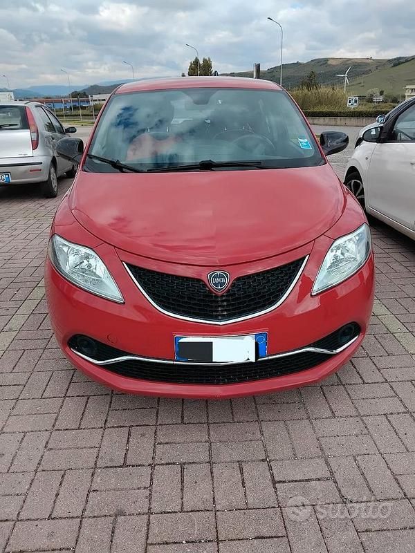 Usata Lancia Ypsilon Gold 69 CV (50 kW) 2017 Rosso Utilitaria