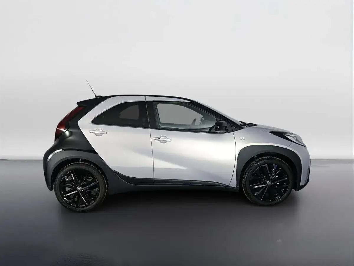 Nuova Toyota Aygo X 72 CV (52 kW) 2025 Light purple & black SUV