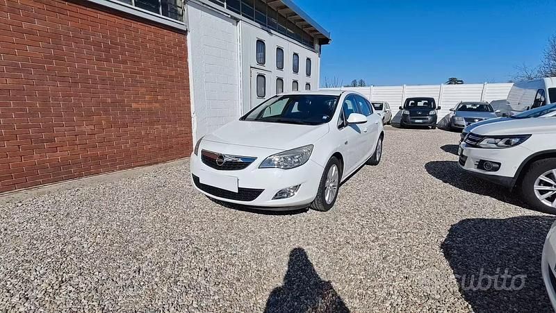 Occasion Opel Astra Cosmo 110 ch (80 kW) 2011 Blanc Berline