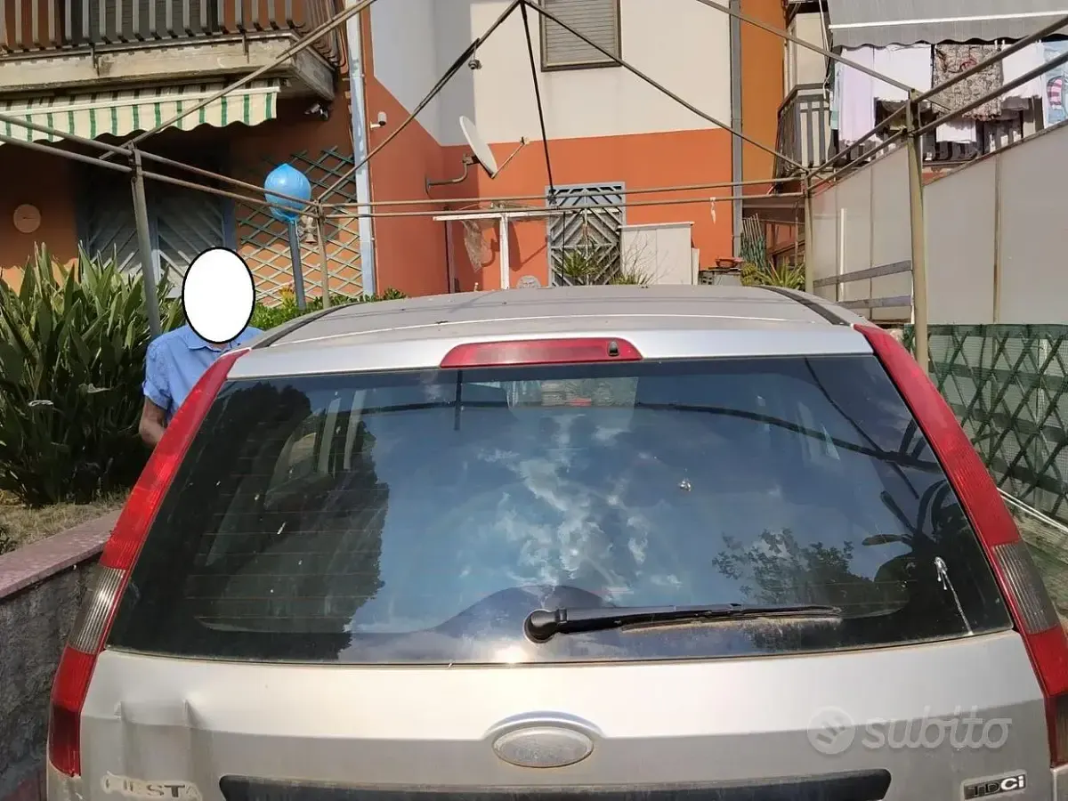 Usata Ford Fiesta 90 CV (66 kW) 2004 Grigio Utilitaria