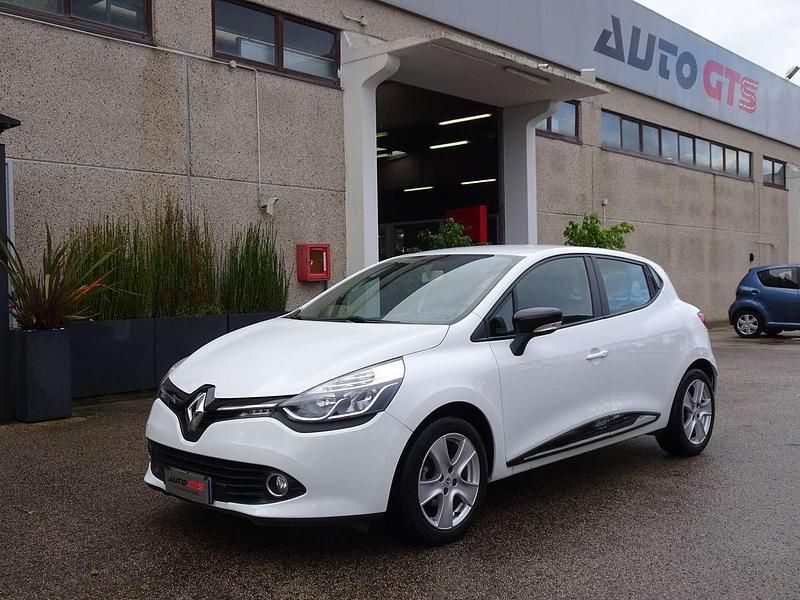 Bianco Usata 2013 Renault Clio IV Tre volumi | 6500 € (Buon prezzo) - Immagine 1/4