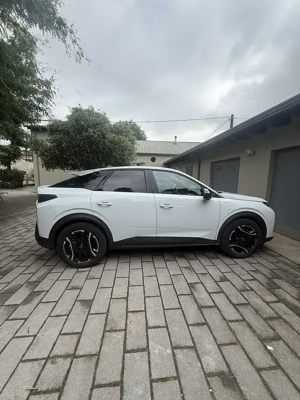 Usata Peugeot e-3008 Allure 103 kW (141 CV) 2025 Bianco SUV