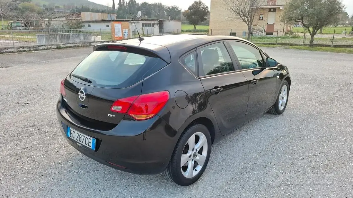 Usata Opel Astra 110 CV (80 kW) 2010 Nero Berlina