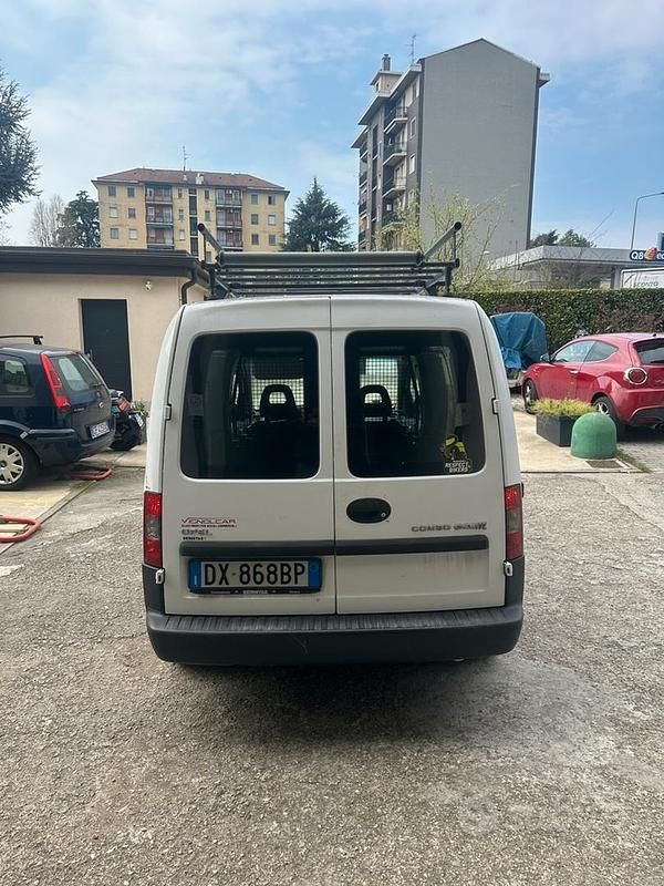 Usata Opel Combo 97 CV (71 kW) 2009 Bianco Monovolume