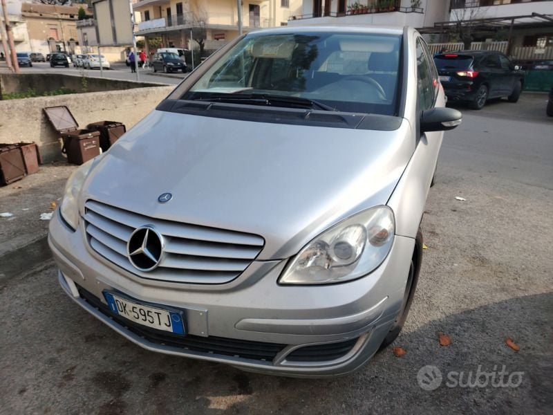 Usata Mercedes B180 109 CV (80 kW) 2007 Grigio Monovolume