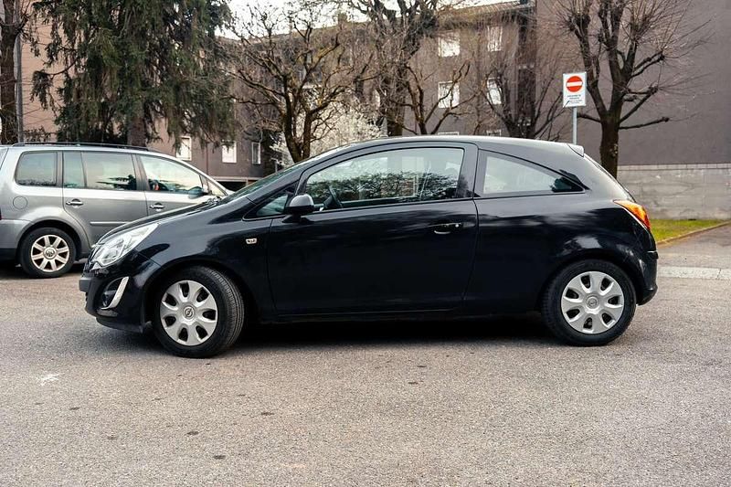 Usata Opel Corsa 86 CV (63 kW) 2011 Nero Utilitaria