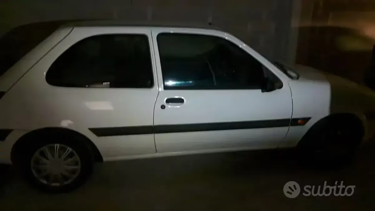 Usata Ford Fiesta 75 CV (55 kW) 2001 Bianco Utilitaria