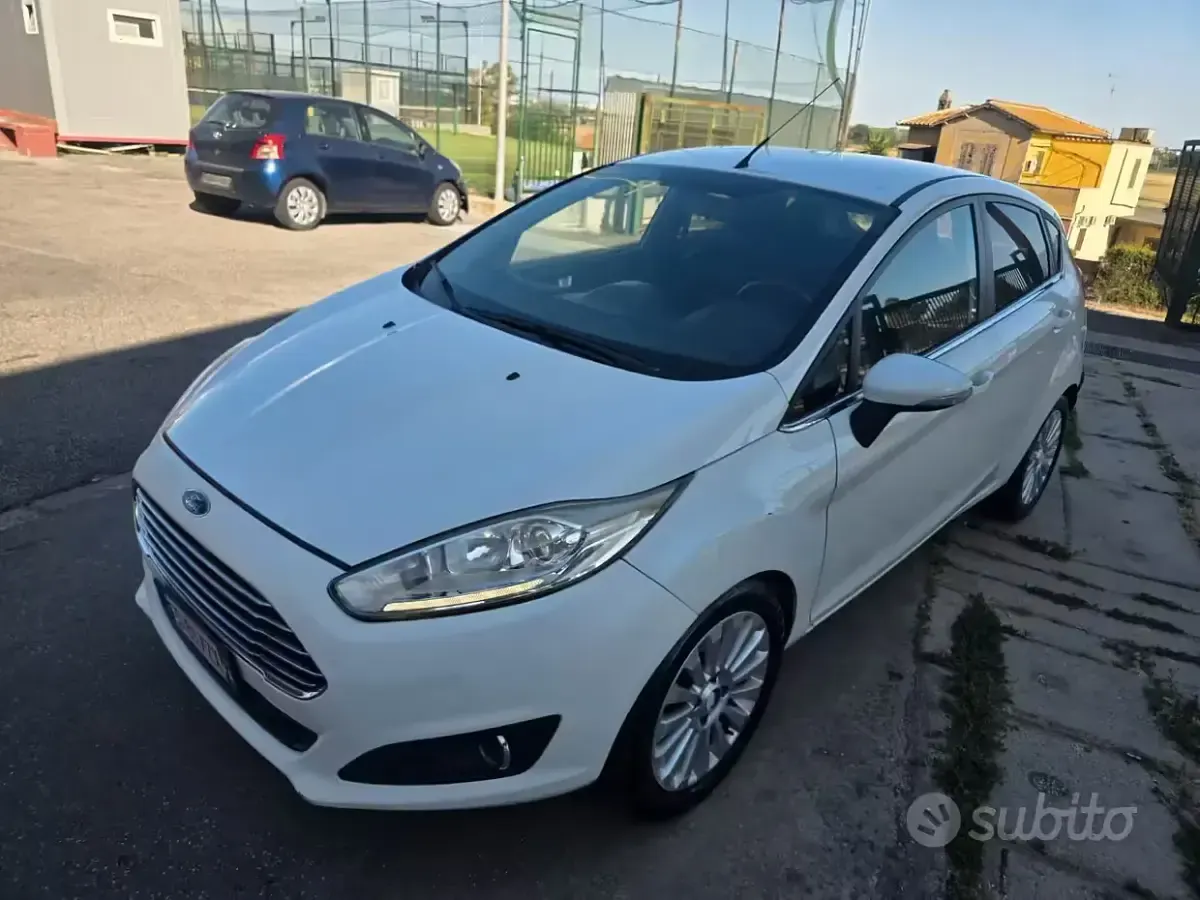 Usata Ford Fiesta 75 CV (55 kW) 2014 Bianco Utilitaria