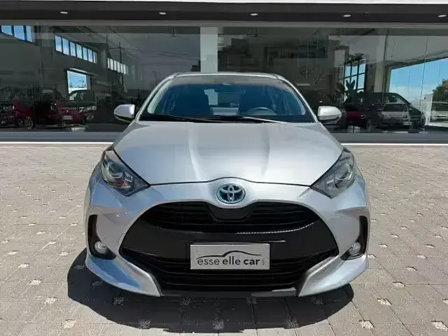 Usata Toyota Yaris Hybrid Trend 92 CV (67 kW) 2022 Argento Berlina