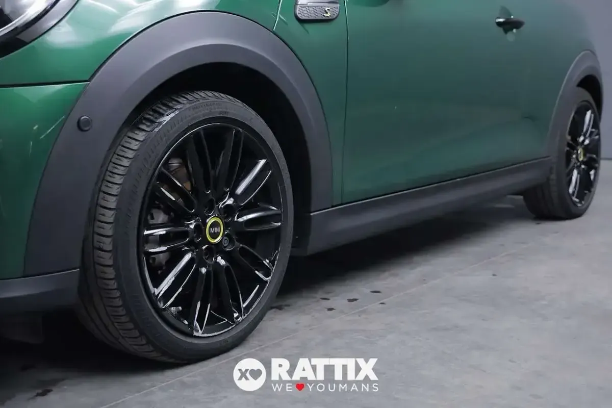 Usata Mini Cooper SE 135 kW (184 CV) 2022 Green metallic Utilitaria