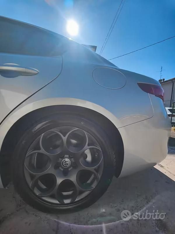 Usata Alfa Romeo Giulia 150 CV (110 kW) 2016 Grigio Berlina