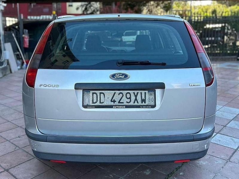 Usado Ford Focus Style 110 HP (80 kW) 2006 Cinzento Carrinha