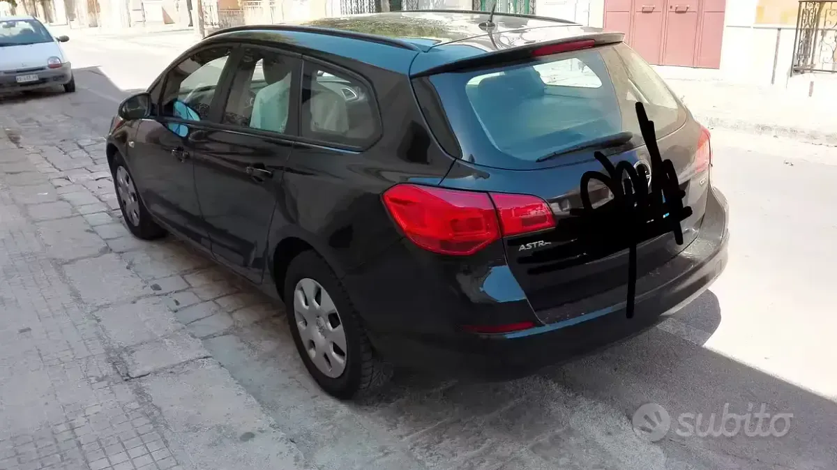 Usata Opel Astra 110 CV (80 kW) 2012 Nero Station wagon