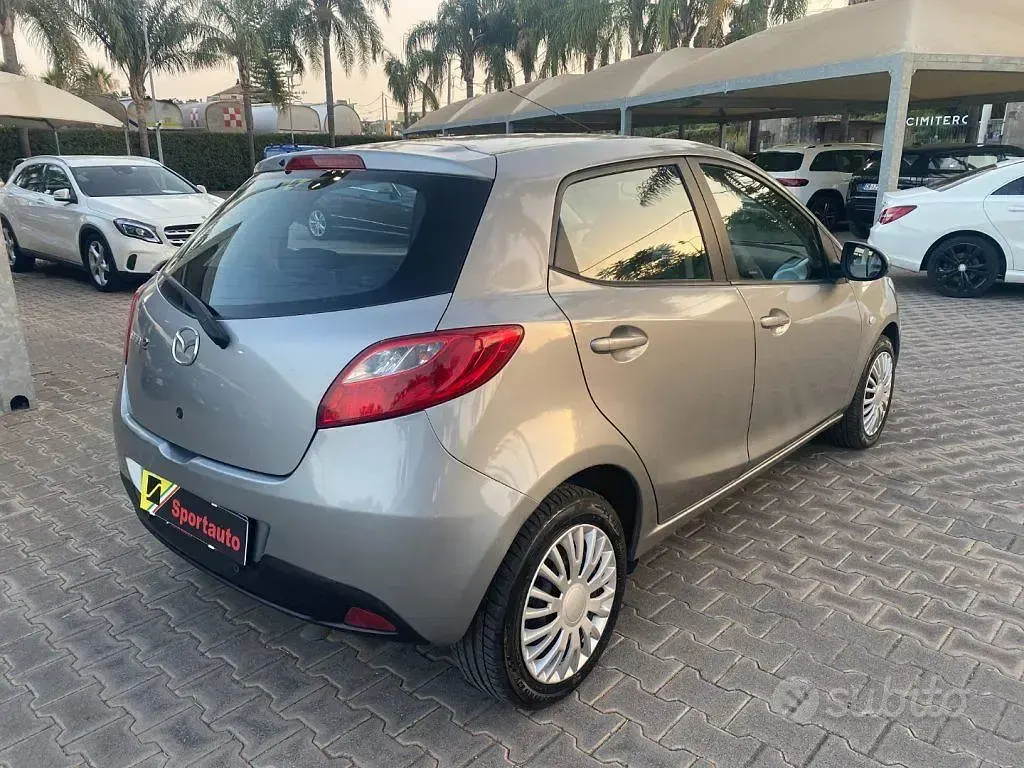 Usata Mazda 2 68 CV (50 kW) 2011 Grigio Utilitaria