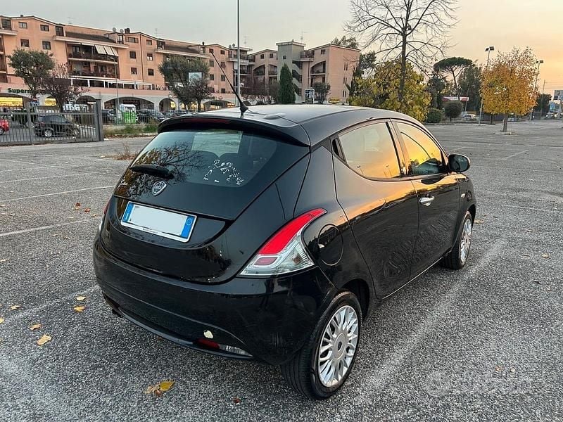 Usata Lancia Ypsilon 69 CV (50 kW) 2015 Nero Utilitaria