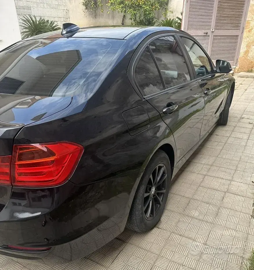 Begagnad BMW 318 143 HK (105 kW) 2013 Svart Sedan