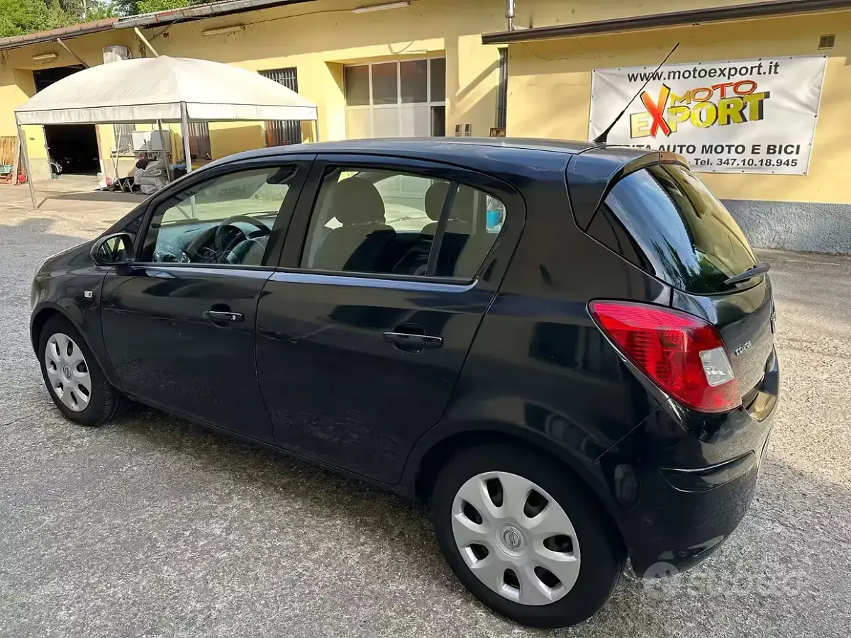 Używany Opel Corsa Club 86 KM (63 kW) 2011 Czarny Hatchback