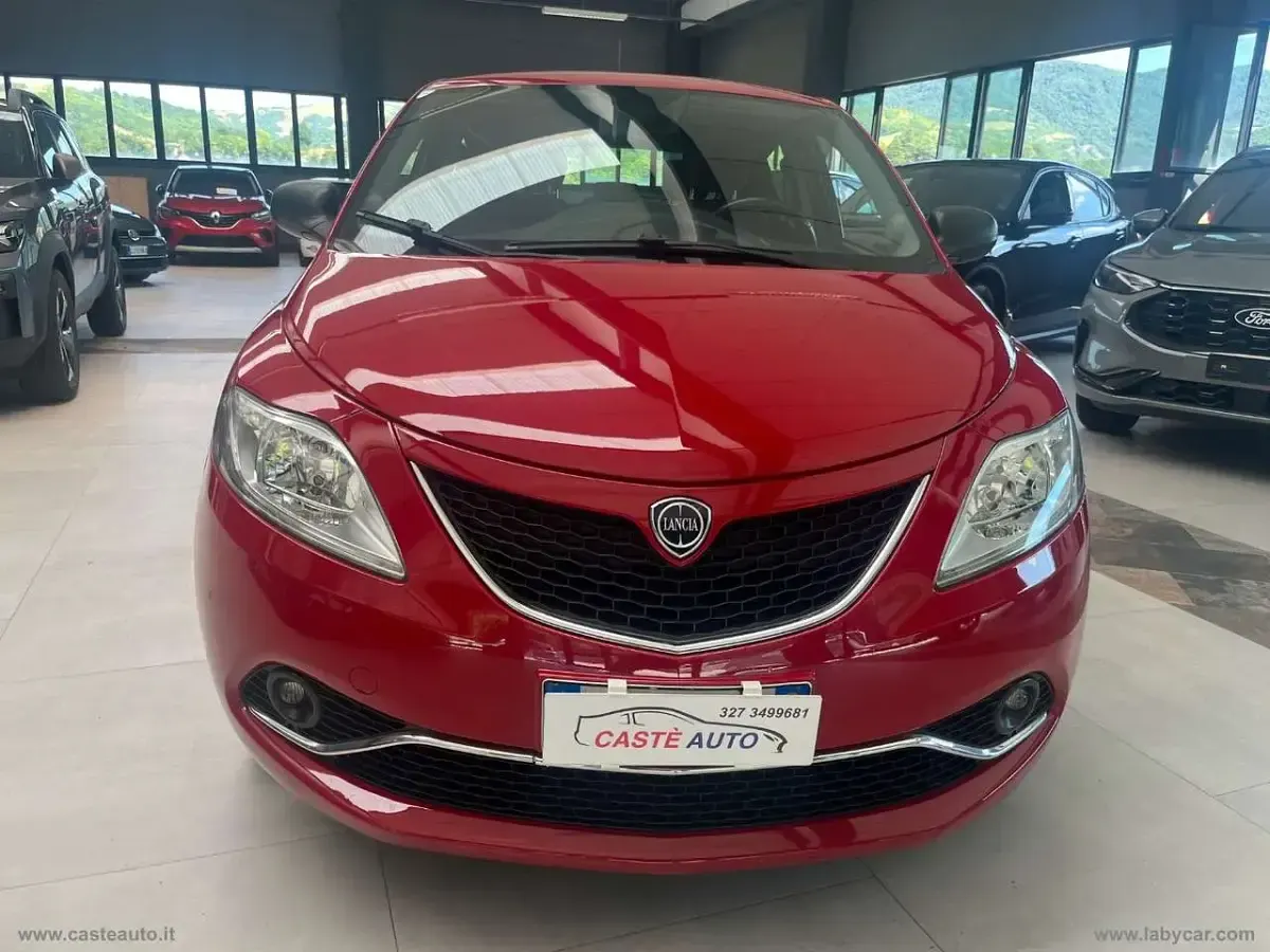 Usata Lancia Ypsilon Silver 69 CV (50 kW) 2016 Rosso Utilitaria