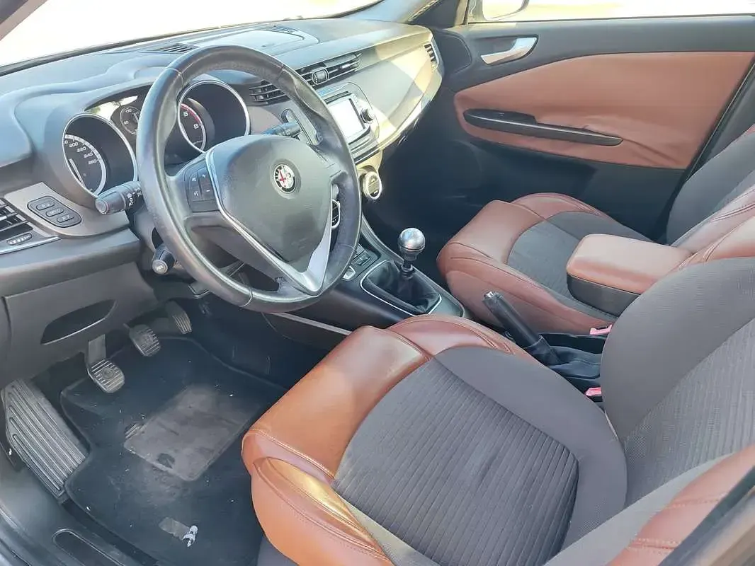 Usata Alfa Romeo Giulietta Exclusive 105 CV (77 kW) 2014 Argento Utilitaria
