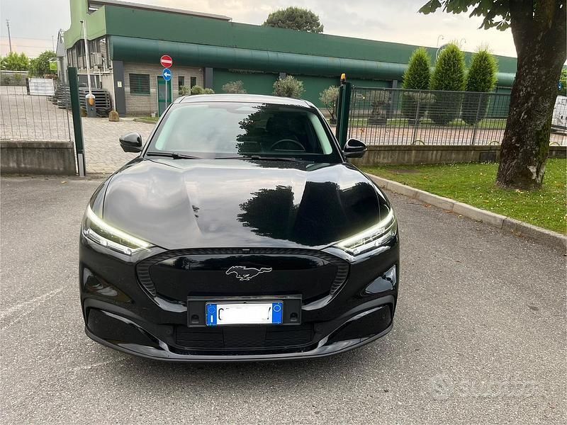 Nero Usata 2023 Ford Mustang Mach-E Standard Range SUV | 32.500 € (Buon prezzo) - Immagine 1/4