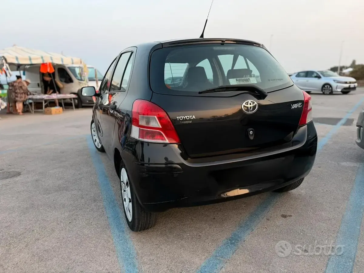 Usata Toyota Yaris 65 CV (47 kW) 2010 Nero Utilitaria