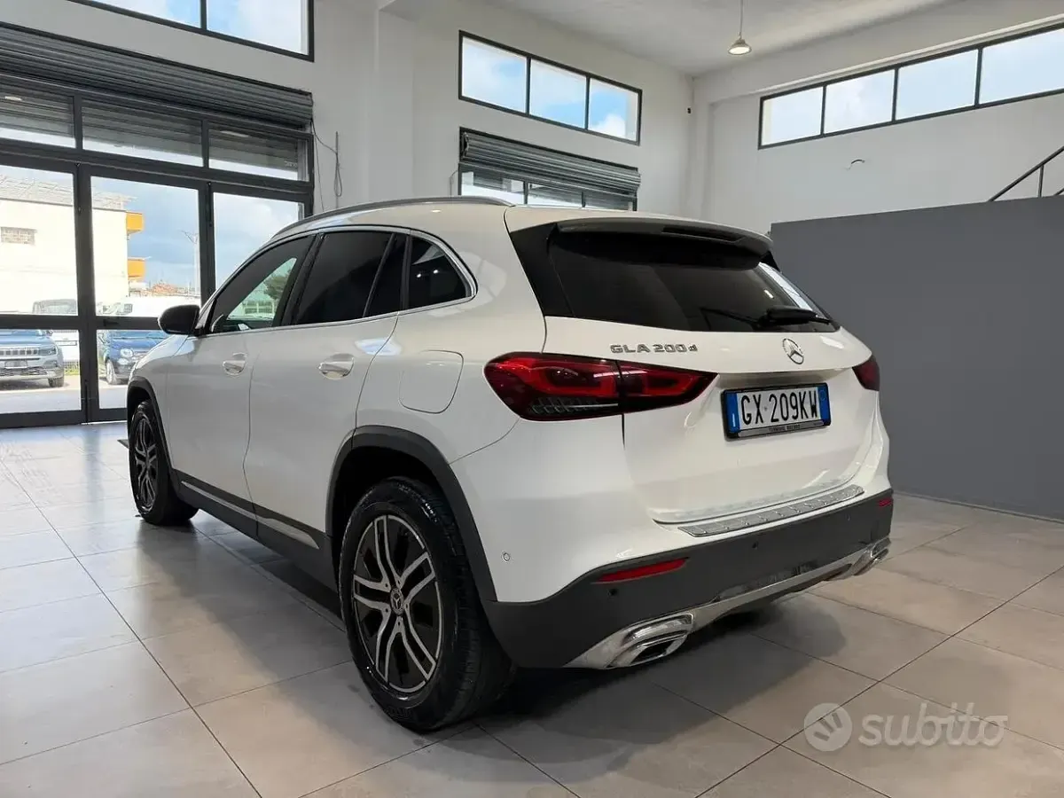 Usata Mercedes GLA200 150 CV (110 kW) 2022 Bianco SUV
