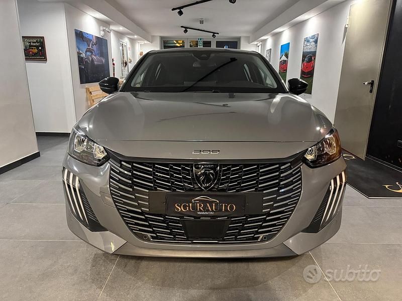 Usata Peugeot 208 Allure 101 CV (74 kW) 2025 Grigio Utilitaria