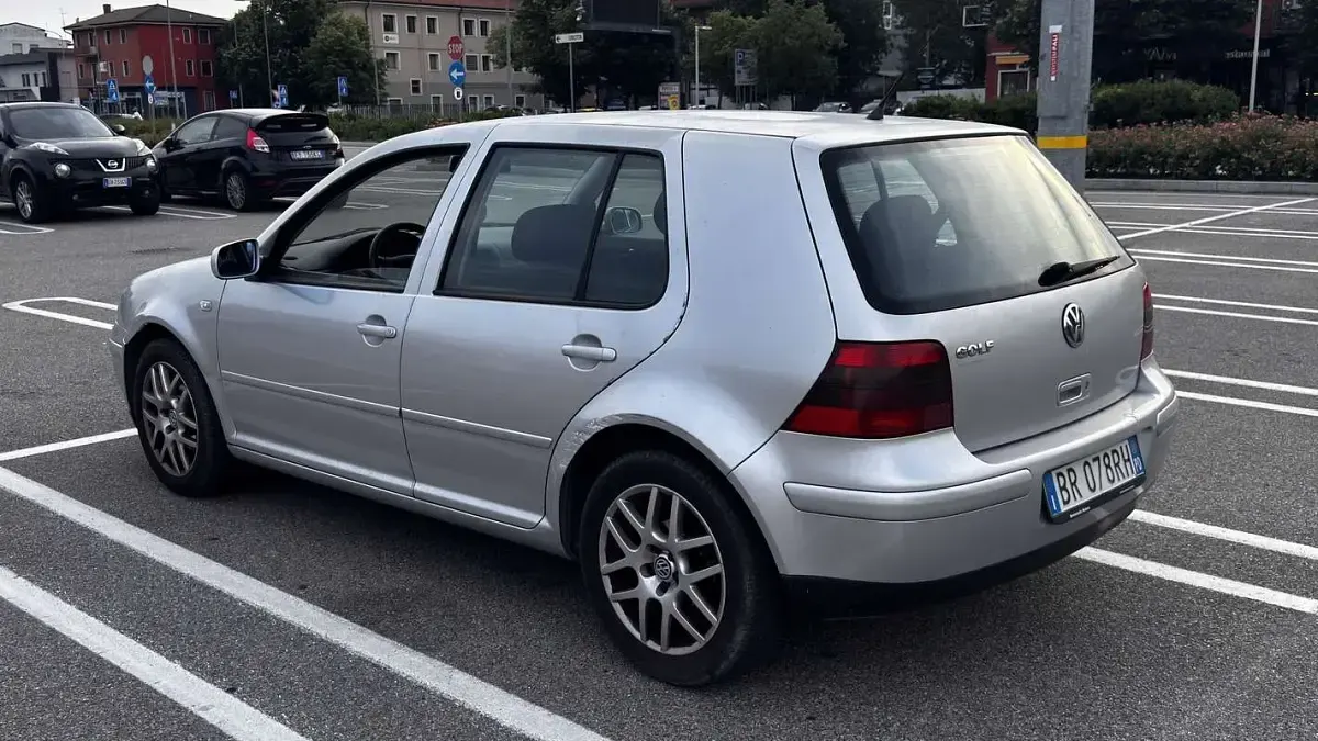 Usata VW Golf IV Highline 105 CV (77 kW) 2001 Grigio Berlina