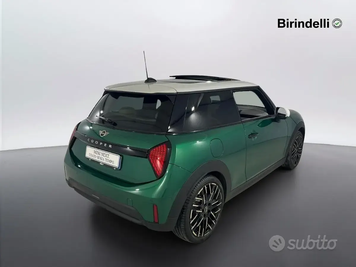 Usata Mini Cooper Favoured 114 kW (156 CV) 2025 British green met Utilitaria