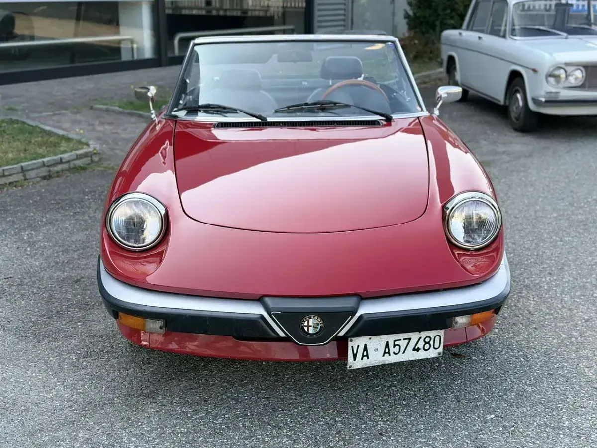 Usata Alfa Romeo Spider 103 CV (75 kW) 1985 Rosso Cabrio