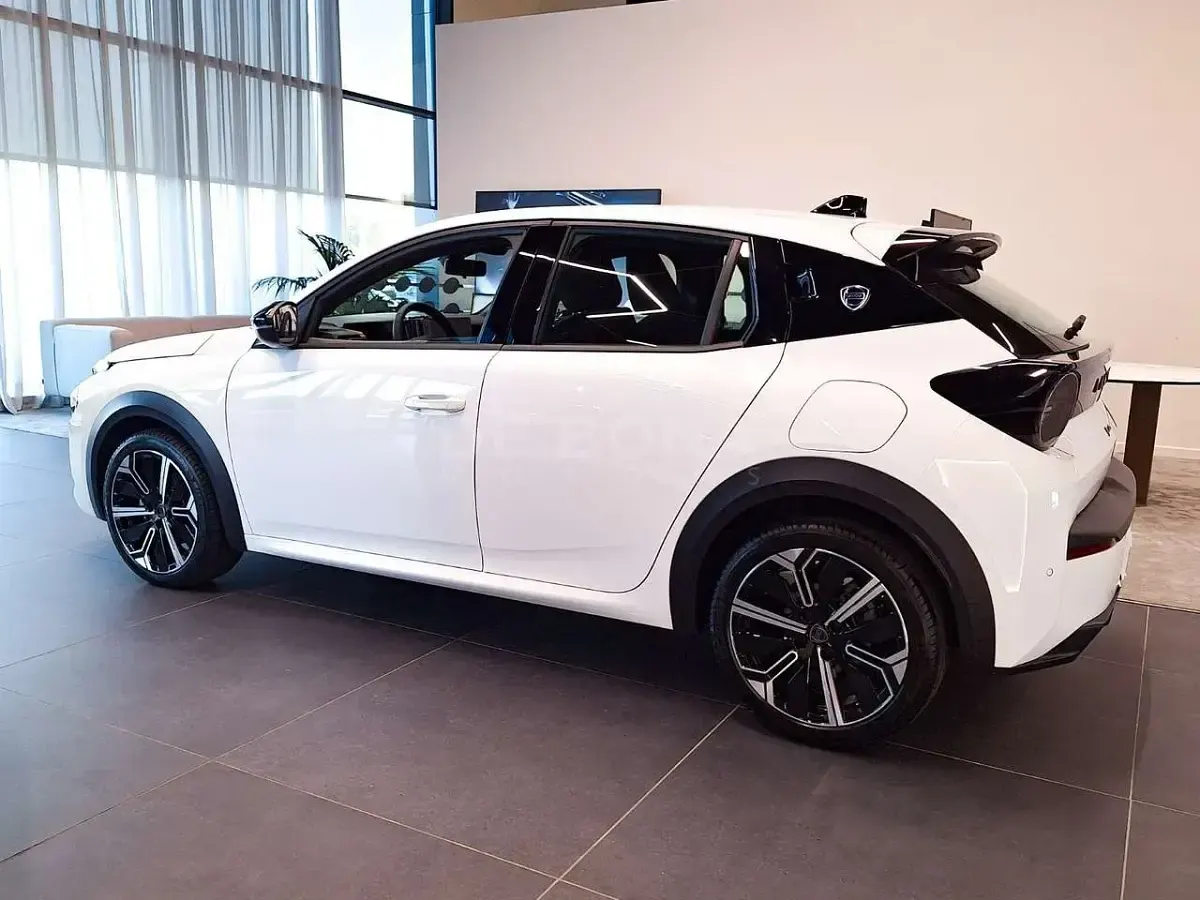 Nuova Lancia Ypsilon 110 CV (80 kW) 2026 Vernice bianco marmo Utilitaria