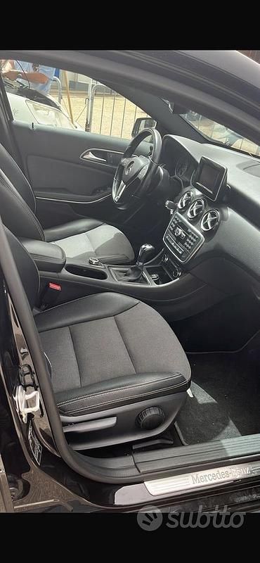 Usata Mercedes A180 109 CV (80 kW) 2016 Nero Berlina