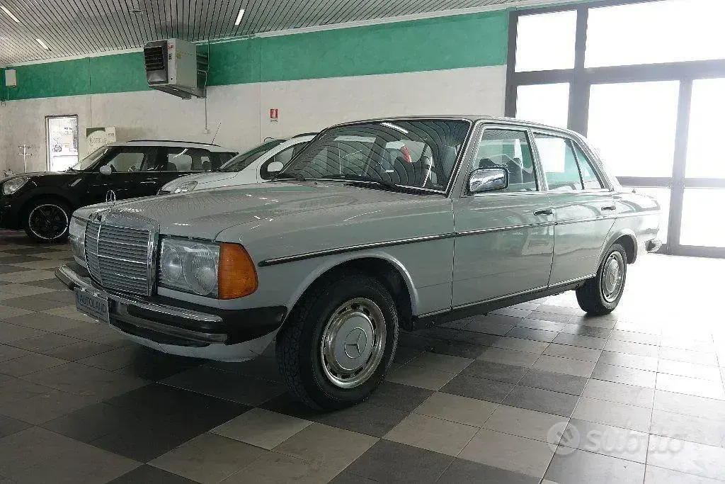 Usata Mercedes 200 94 CV (69 kW) 1970 Berlina