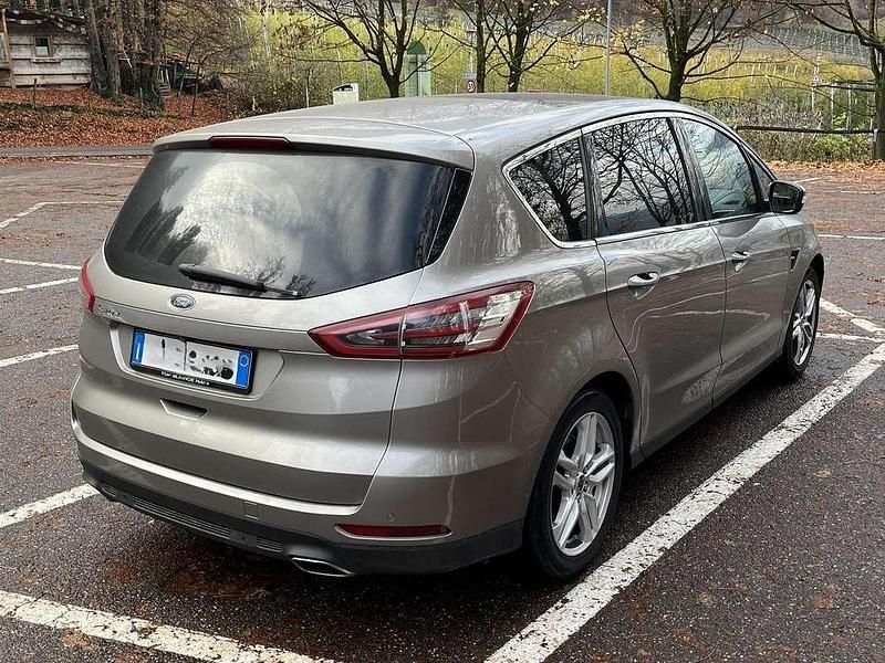 Usata Ford S-MAX Titanium 179 CV (131 kW) 2015 Grigio Monovolume