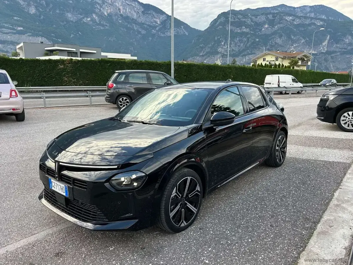 Usata Lancia Ypsilon 101 CV (74 kW) 2025 Nero Utilitaria
