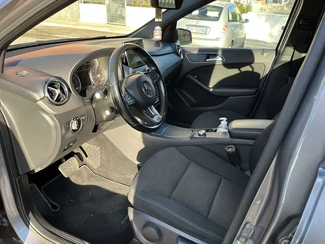Usata Mercedes B180 109 CV (80 kW) 2016 Grigio Monovolume