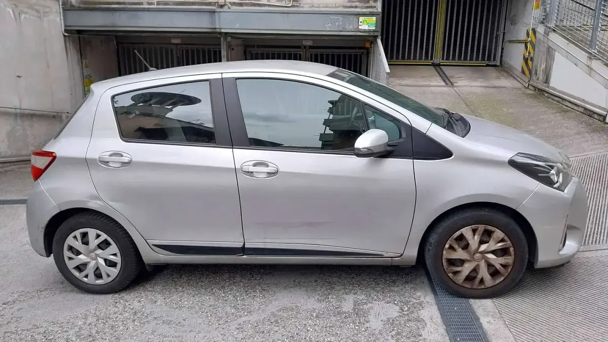 Usata Toyota Yaris Cool 69 CV (50 kW) 2018 Grigio Berlina