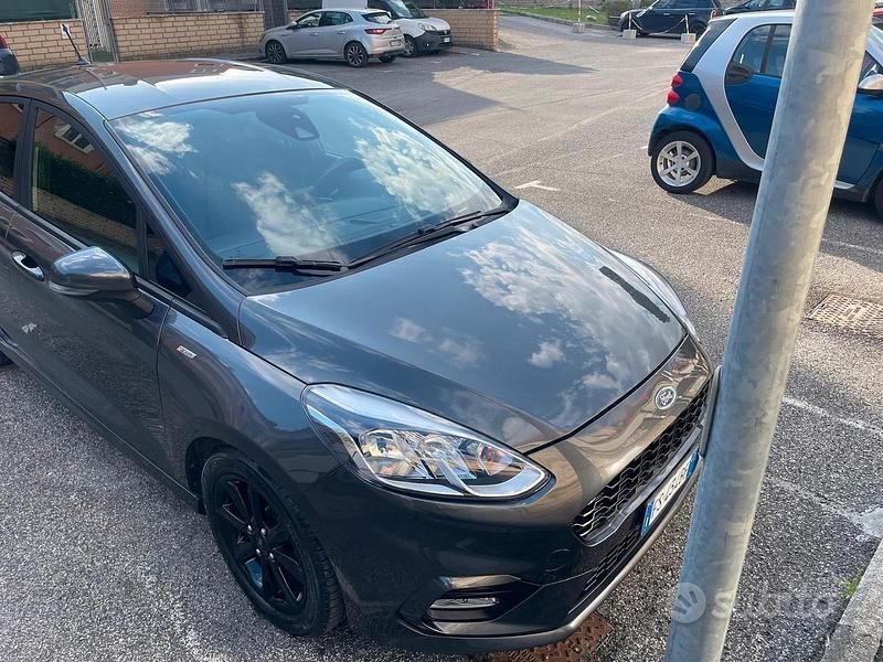 Grigio Usata 2018 Ford Fiesta ST-Line Tre volumi | 10.500 € (Buon prezzo) - Immagine 1/4